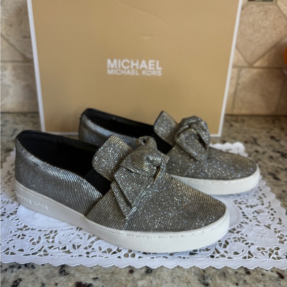 Michael Kors Almost New Willa Silver Glitter Sneakers Size 6.5 - Picture 3 of 15